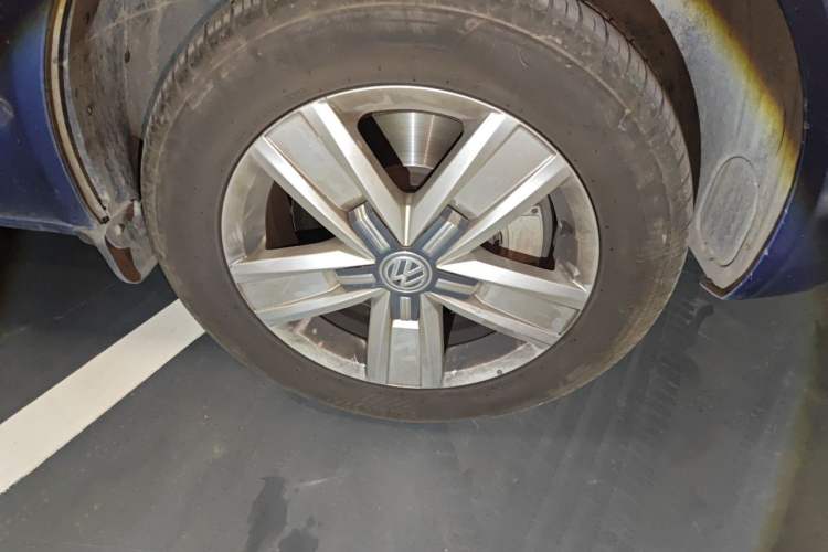 Used Volkswagen Caravelle 2018 2.0 TSI 4x4 Comfort Edition 7 Seats Right Front Wheel Hub