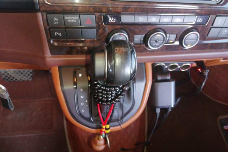 Used Volkswagen Caravelle 2018 2.0 TSI 4x4 Luxury Edition 7-Seater Gear Lever