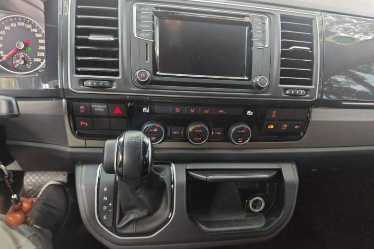Used Volkswagen Caravelle 2019 2.0 TSI Four-Wheel Drive Luxury Edition 7 Seats Audio And AC Panel