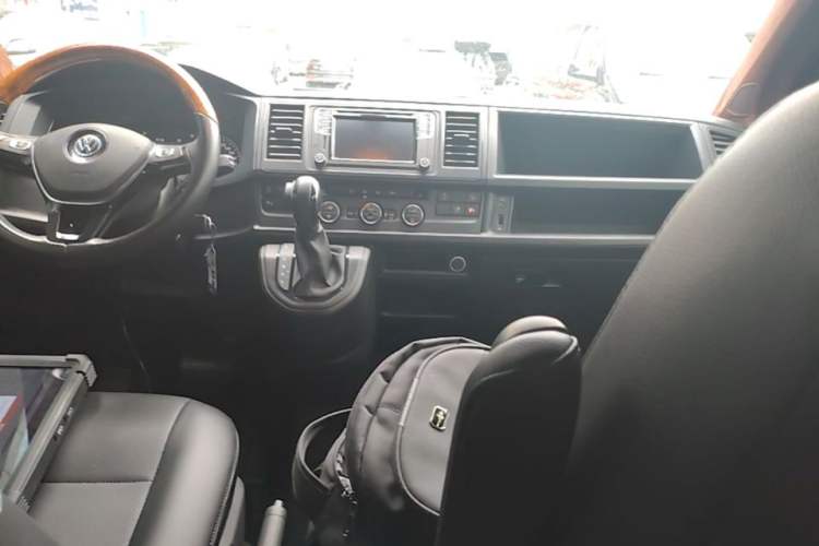 Used Volkswagen Caravelle 2019 2.0 TSI 4x4 Comfort Edition 7-Seater Center Console