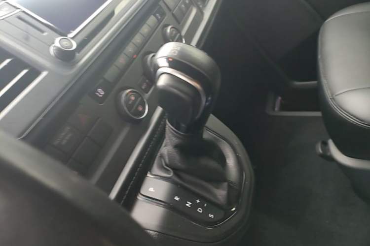 Used Volkswagen Caravelle 2019 2.0 TSI 4x4 Comfort Edition 7-Seater Gear Lever