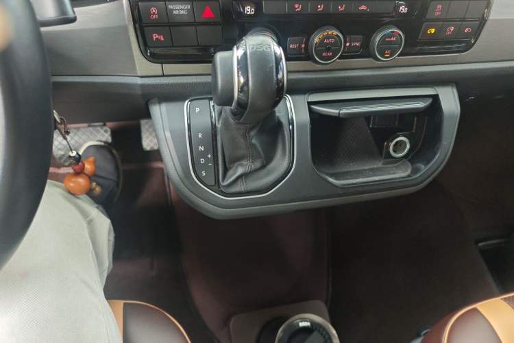 Used Volkswagen Caravelle 2019 2.0 TSI Four-Wheel Drive Luxury Edition 7 Seats Gear Lever