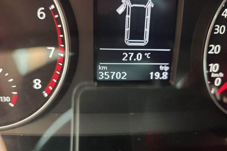 Used Volkswagen Caravelle  Odometer Close Up