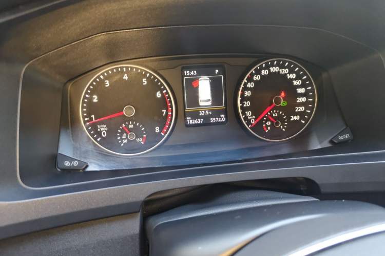 Used Volkswagen Caravelle 2019 2.0 TSI 4x4 Comfort Edition 7-Seater Odometer Close Up