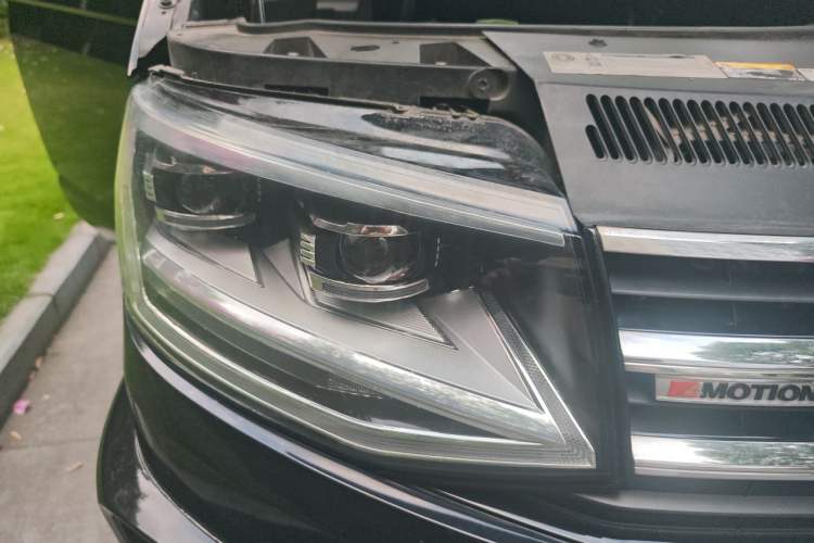 Used Volkswagen Caravelle 2019 2.0 TSI Four-Wheel Drive Luxury Edition 7 Seats Right Front Headlight