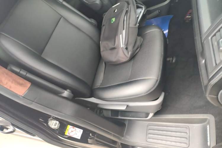 Used Volkswagen Caravelle 2019 2.0 TSI 4x4 Comfort Edition 7-Seater Right Front Seat