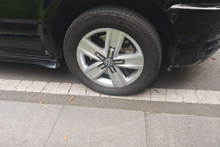 Used Volkswagen Caravelle 2019 2.0 TSI Four-Wheel Drive Luxury Edition 7 Seats Right Front Wheel Hub