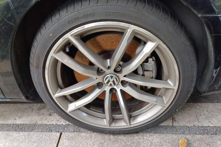 Used Volkswagen CC 2009 3.6FSI Comfort Edition Right Front Wheel Hub