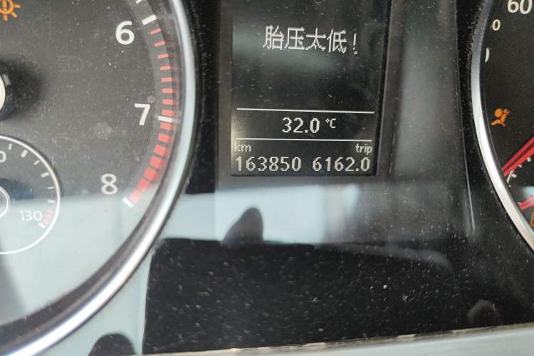 Used Volkswagen CC 2009 3.6 FSI Top-Trim Version Odometer Close Up