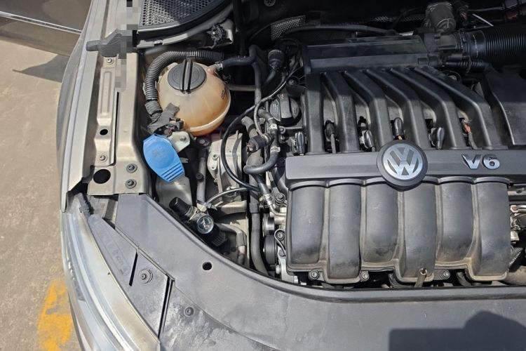 Used Volkswagen CC 2009 3.6 FSI Top-Trim Version Engine Bay Right