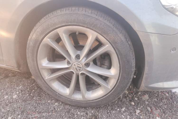Used Volkswagen CC 2009 3.6 FSI Top-Trim Version Right Front Wheel Hub