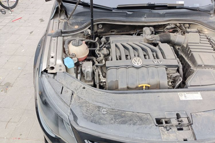 Used Volkswagen CC 2009 3.6 FSI Top-Trim Version Engine Bay Right