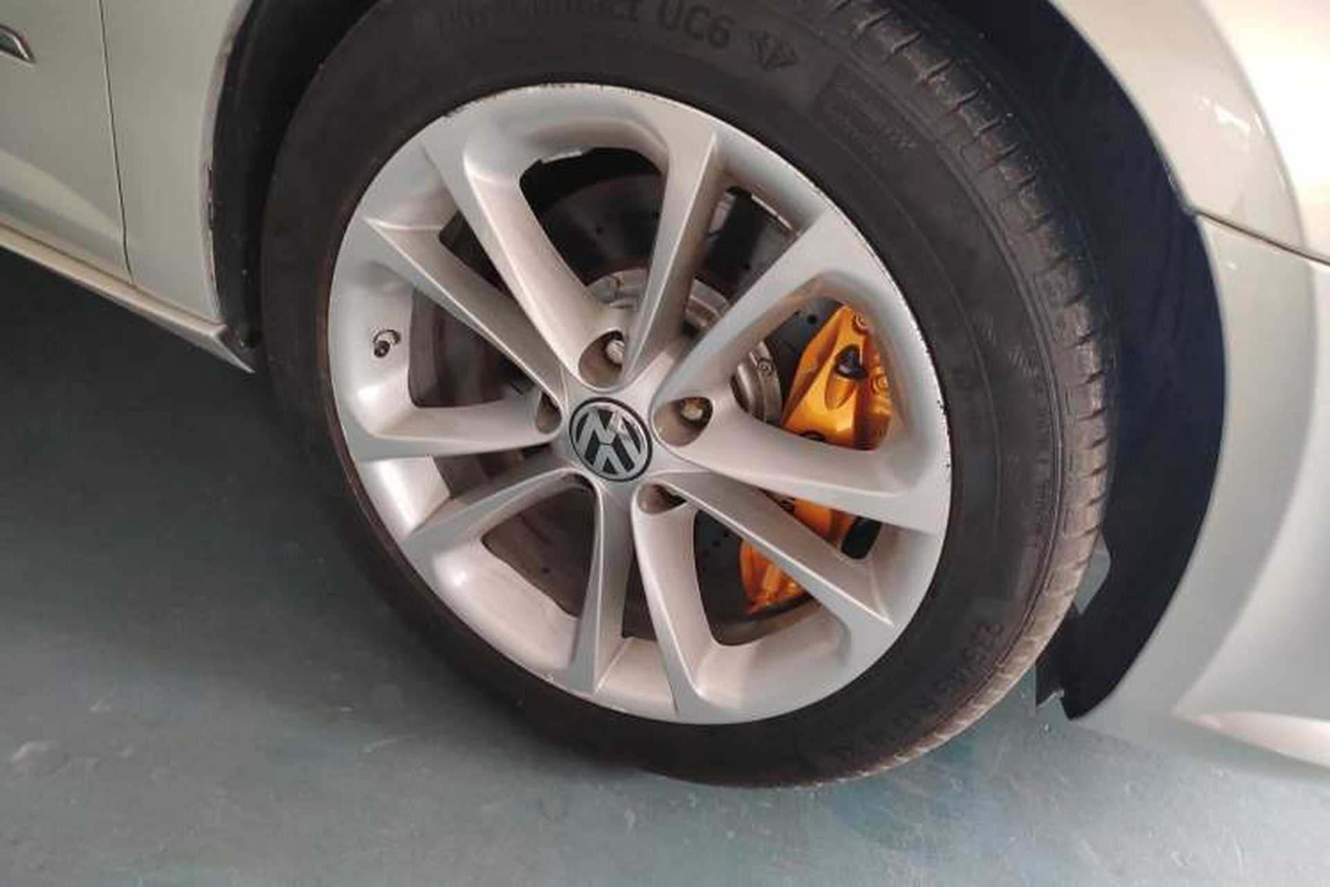 Used Volkswagen CC 2009 3.6 FSI Top-Trim Version Right Front Wheel Hub