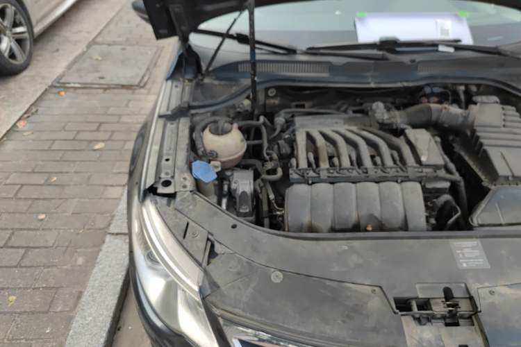 Used Volkswagen CC 2009 3.6 FSI Top-Trim Version Engine Bay Right