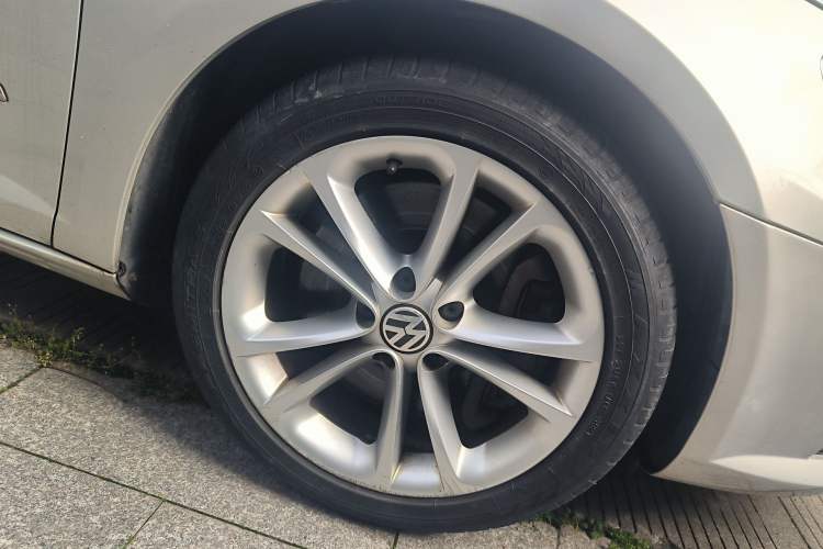 Used Volkswagen CC 2009 3.6FSI Comfort Edition Right Front Wheel Hub