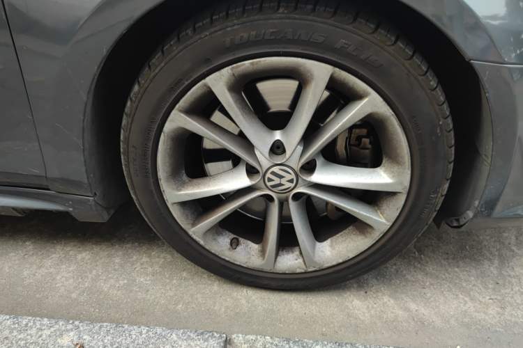 Used Volkswagen CC 2009 3.6 FSI Top-Trim Version Right Front Wheel Hub