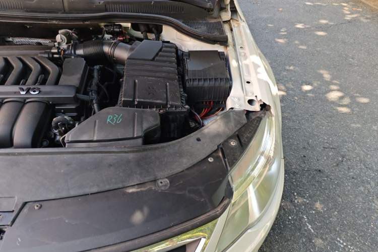 Used Volkswagen CC 2009 3.6 FSI Top-Trim Version Engine Bay Left