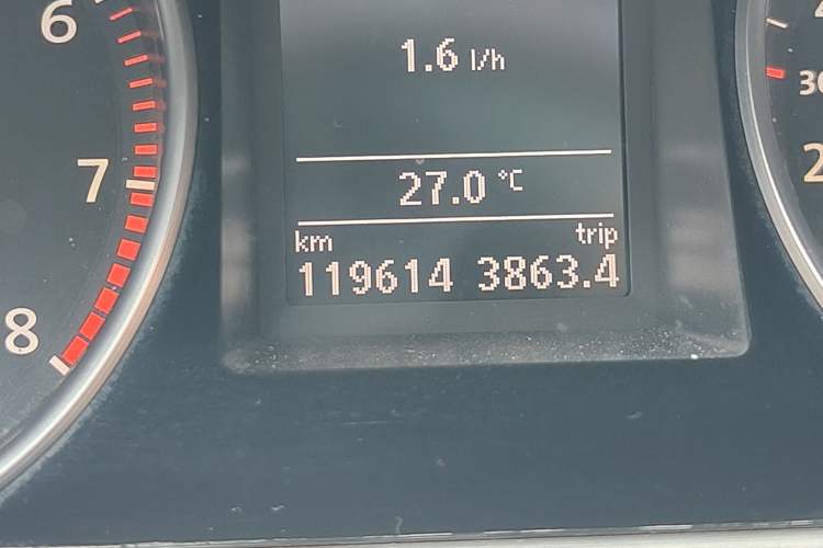 Used Volkswagen CC 2009 3.6 FSI Top-Trim Version Odometer Close Up