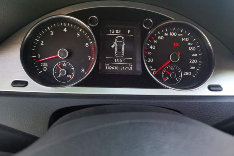 Used Volkswagen CC 2009 3.6 FSI Top-Trim Version Odometer Close Up