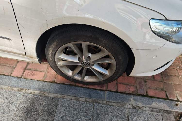 Used Volkswagen CC 2009 3.6 FSI Top-Trim Version Right Front Wheel Hub