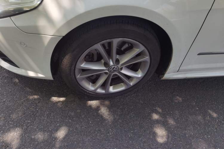 Used Volkswagen CC 2009 3.6 FSI Top-Trim Version Right Front Wheel Hub