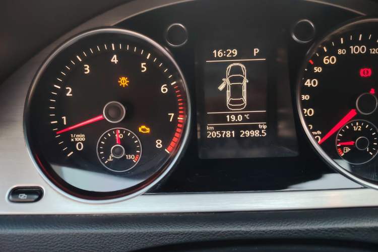 Used Volkswagen CC 2010 2.0 TSI Luxury Model Odometer Close Up