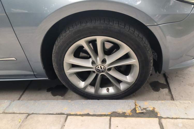 Used Volkswagen CC 2011 1.8TSI Luxury Model Right Front Wheel Hub