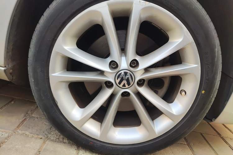 Used Volkswagen CC 2011 1.8TSI Luxury Model Right Front Wheel Hub
