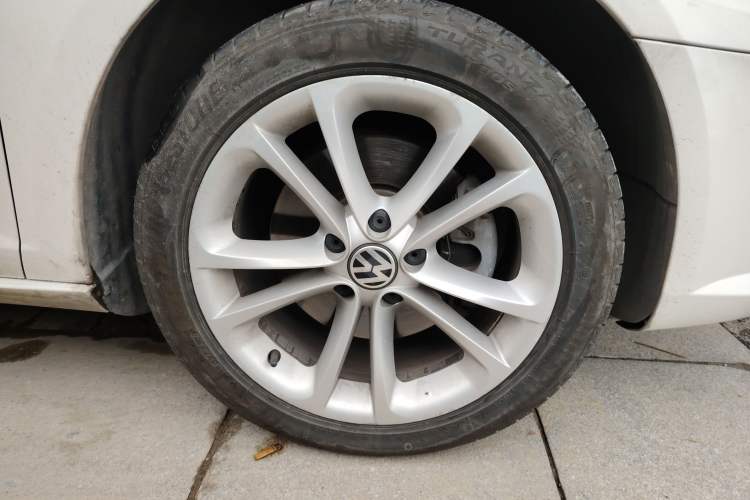Used Volkswagen CC 2011 2.0 TSI Luxury Edition Right Front Wheel Hub