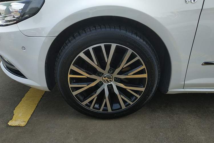 Used Volkswagen CC 2013 3.0 FSI V6 Left Front Wheel Hub