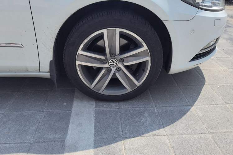 Used Volkswagen CC  Right Front Wheel Hub