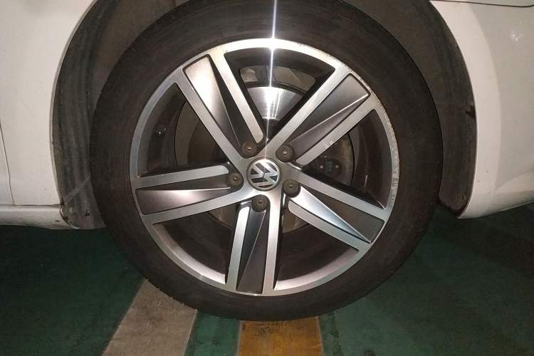 Used Volkswagen CC 2013 1.8TSI Luxury Model Right Front Wheel Hub