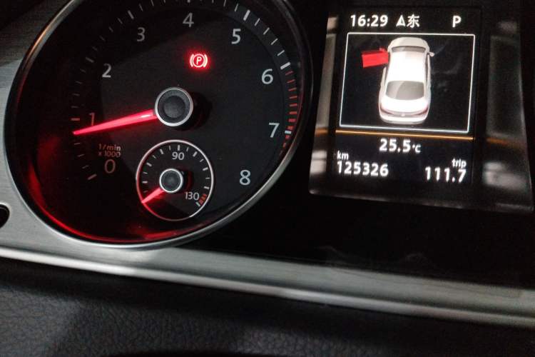 Used Volkswagen CC 2015 1.8TSI Luxury Model Odometer Close Up