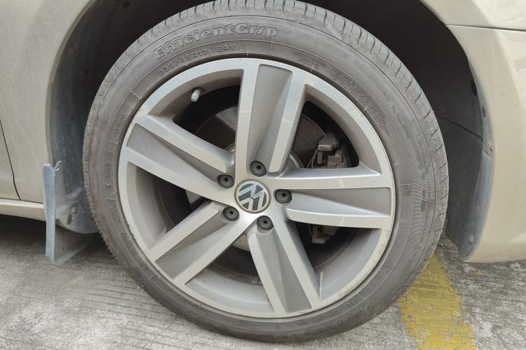 Used Volkswagen CC 2015 1.8TSI Luxury Model Right Front Wheel Hub