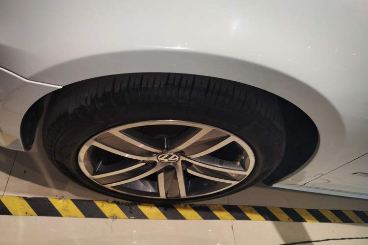 Used Volkswagen CC 2015 1.8TSI Luxury Model Left Front Wheel Hub