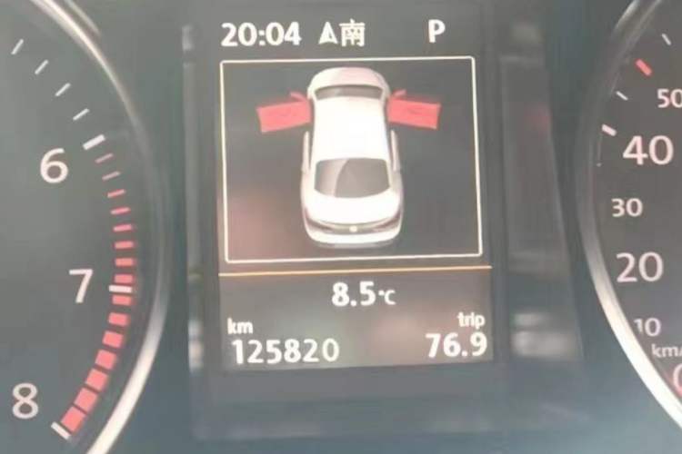 Used Volkswagen CC 2015 1.8TSI Luxury Model Odometer Close Up