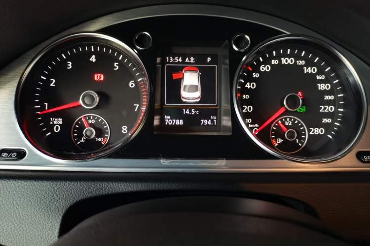 Used Volkswagen CC 2015 1.8TSI Luxury Model Odometer Close Up