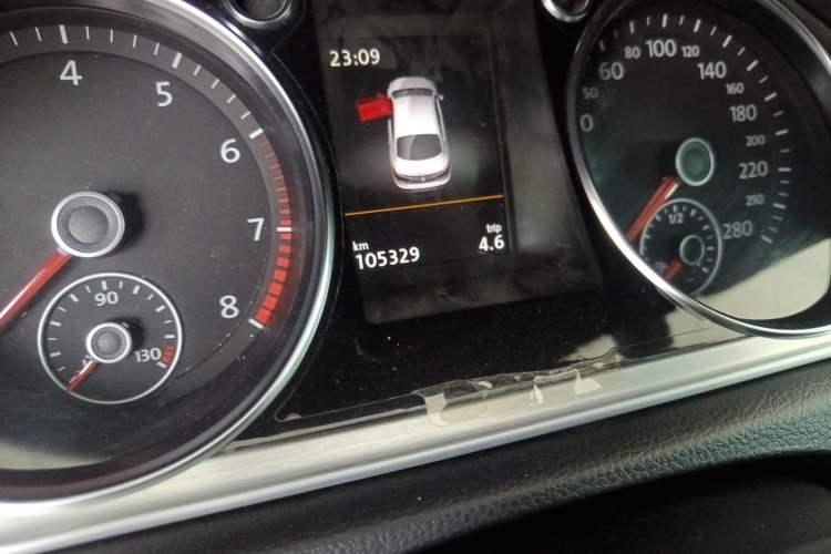 Used Volkswagen CC 2015 1.8TSI Luxury Model Odometer Close Up