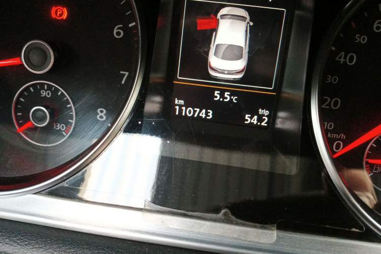 Used Volkswagen CC 2015 1.8TSI Luxury Model Odometer Close Up