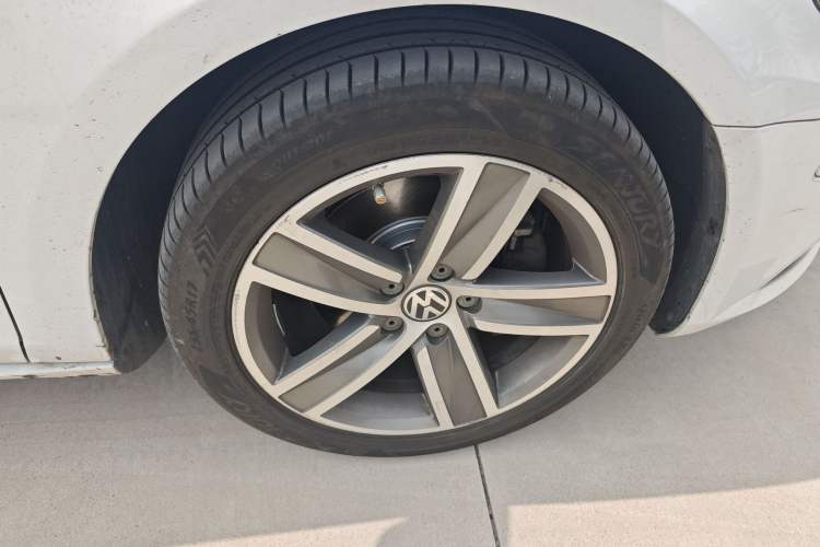 Used Volkswagen CC 2015 1.8TSI Luxury Model Right Front Wheel Hub