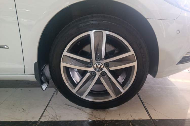 Used Volkswagen CC 2015 2.0 TSI Luxury Model Right Front Wheel Hub