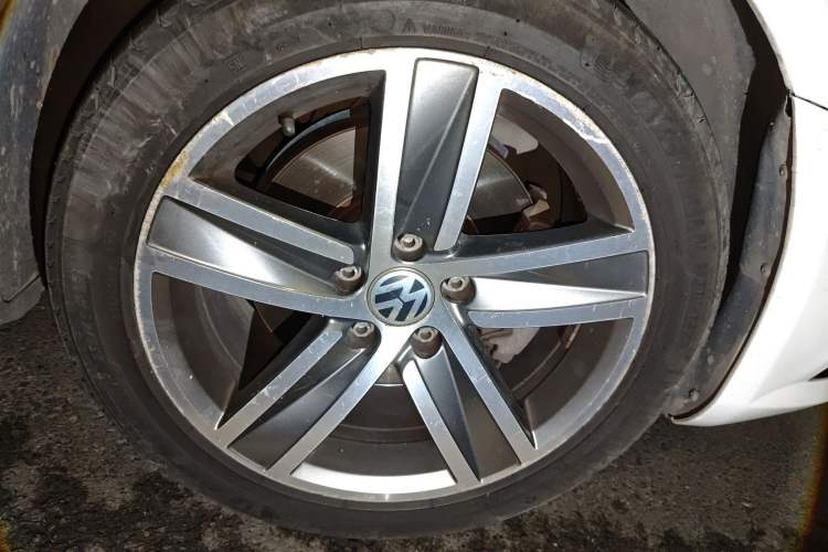 Used Volkswagen CC 2015 1.8TSI Luxury Model Right Front Wheel Hub