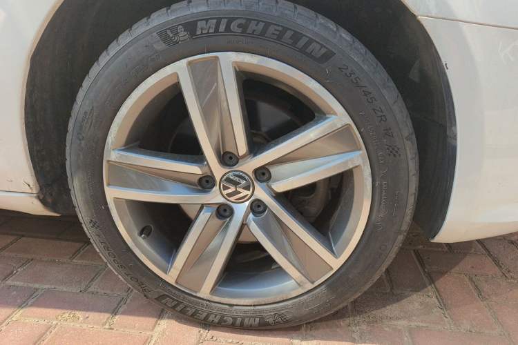 Used Volkswagen CC  Right Front Wheel Hub