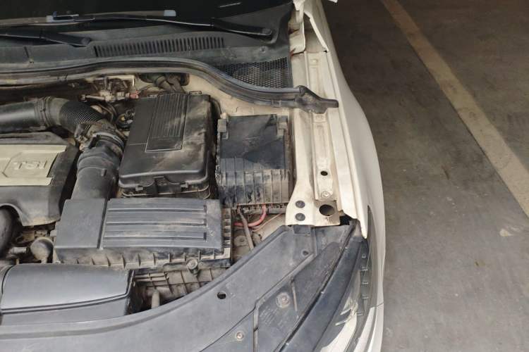 Used Volkswagen CC 2016 1.8TSI Luxury Model Engine Bay Left