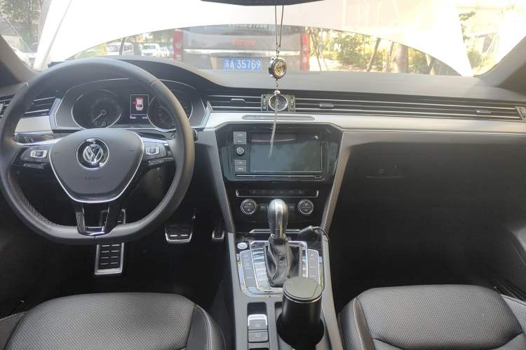 Used Volkswagen CC 2019 330TSI Glamour Edition China VI Center Console