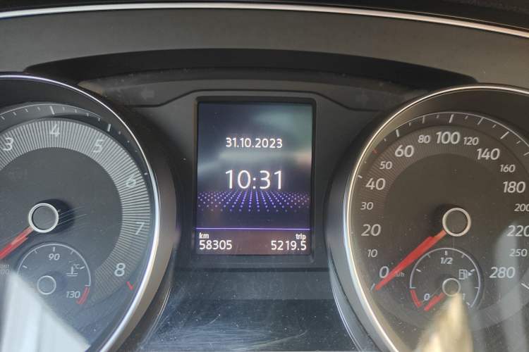 Used Volkswagen CC 2019 330TSI Glamour Edition China VI Odometer Close Up