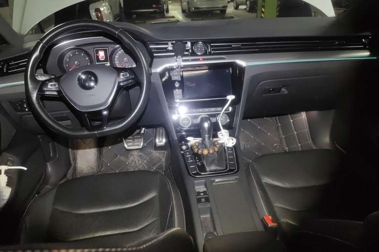 Used Volkswagen CC 2019 330TSI Glamour Edition China VI Center Console