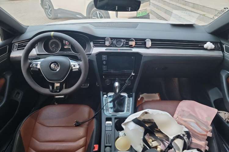 Used Volkswagen CC 2019 330TSI Glamour Edition China VI Center Console