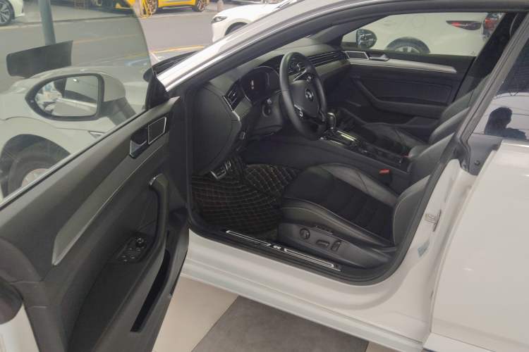 Used Volkswagen CC 2020 330TSI Glamour Edition China VI Standard Interior 3
