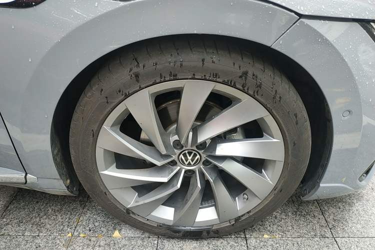 Used Volkswagen CC 2021 380TSI Striking Edition Right Front Wheel Hub